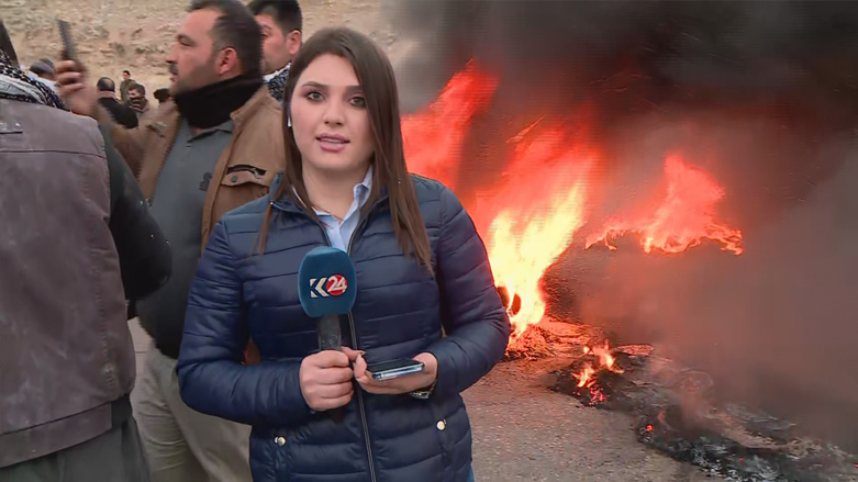 Kurdistan 24 correspondent Shayma Bayiz covering protest by Makhmour residents against Iraqi Army checkpoint, Jan. 11, 2022. (Photo: Kurdistan 24)